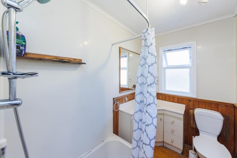 Photo of property in 12 Galway Avenue, Hokowhitu, Palmerston North, 4410