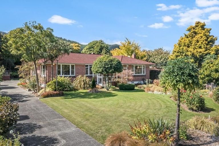 Photo of property in 11 Iti Grove, Waikanae, 5036