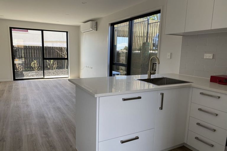 Photo of property in 3/8 Chivalry Road, Glenfield, Auckland, 0629