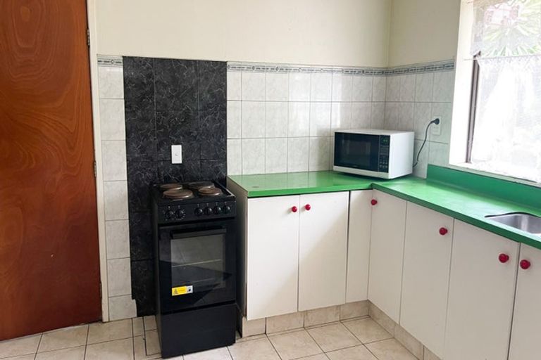 Photo of property in 28 Hollyford Drive, Clover Park, Auckland, 2105