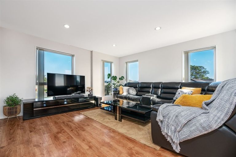 Photo of property in 47 Tiriwa Drive, Massey, Auckland, 0614