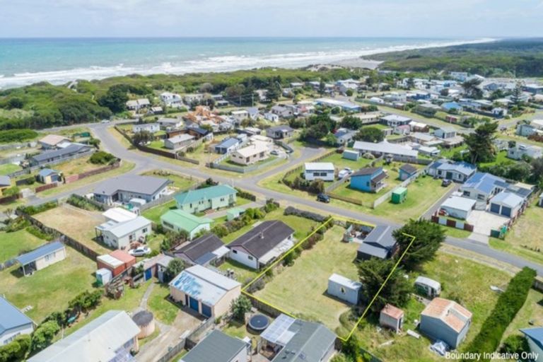 Photo of property in 16 Te Kiri Street, Himatangi Beach, Foxton, 4891