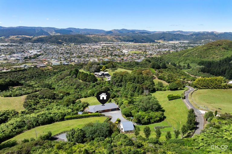 Photo of property in 8a Garrett Place, Riverstone Terraces, Upper Hutt, 5018