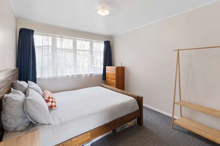 Photo of property in 18 Montrose Place, Takaro, Palmerston North, 4412