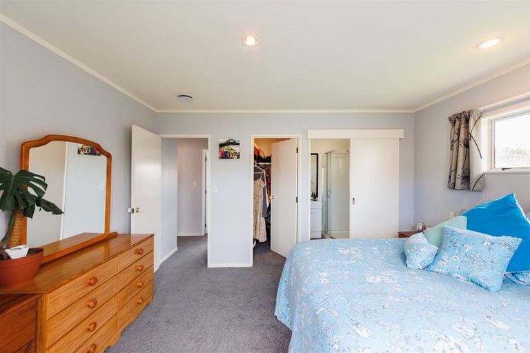 Photo of property in 43 Dalfield Place, Highbury, Palmerston North, 4412