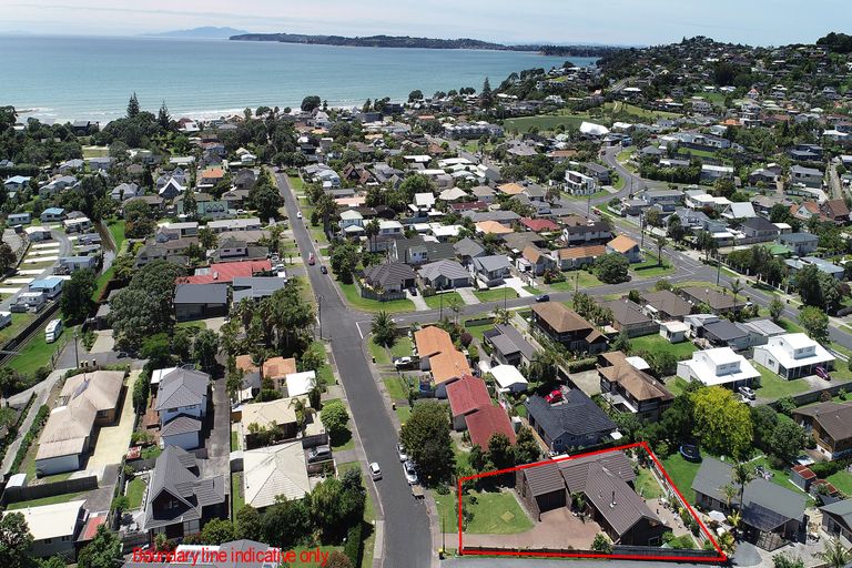 Photo of property in 32 Walton Street, Red Beach, 0932