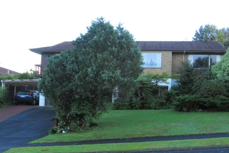 Photo of property in 10 Elsted Place, Goodwood Heights, Auckland, 2105