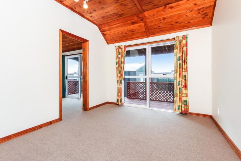Photo of property in 1/27 Parrs Cross Road, Henderson, Auckland, 0612