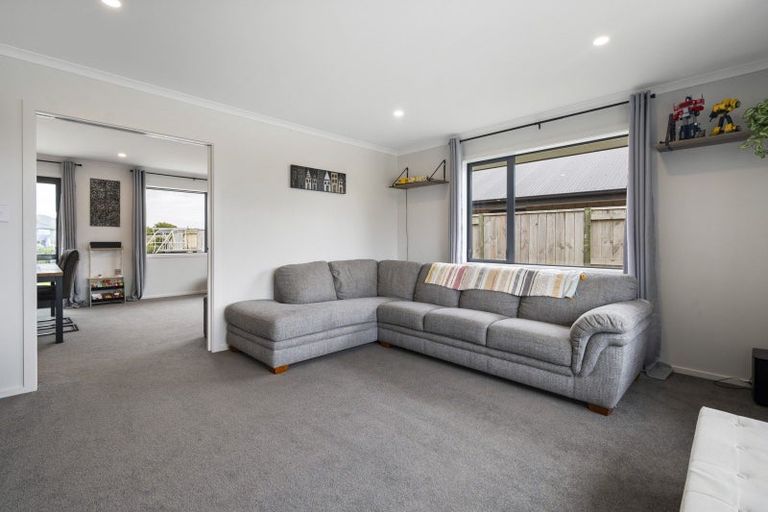 Photo of property in 21 Sardinia Grove, Fitzherbert, Palmerston North, 4410