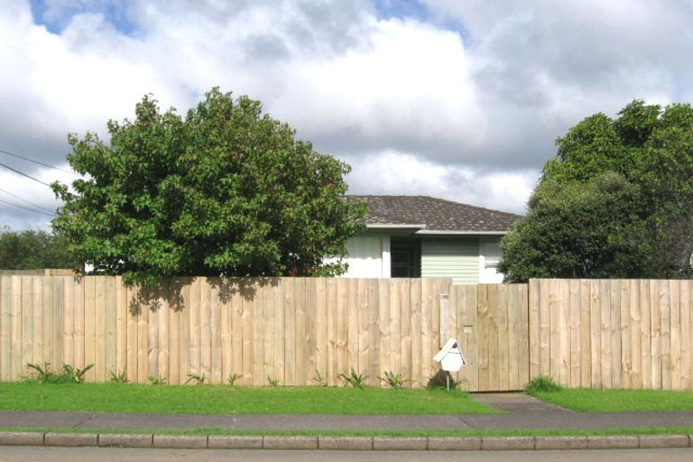 Photo of property in 2/29 Woodside Road, Massey, Auckland, 0614