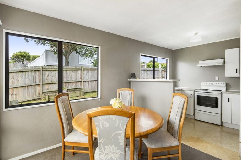Photo of property in 2/18 Altair Place, Windsor Park, Auckland, 0632