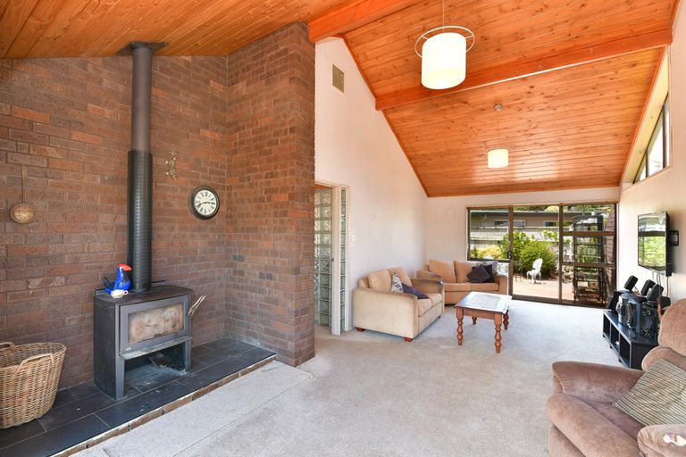 Photo of property in 32 Walton Street, Red Beach, 0932