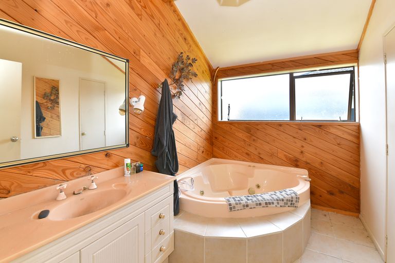 Photo of property in 32 Walton Street, Red Beach, 0932