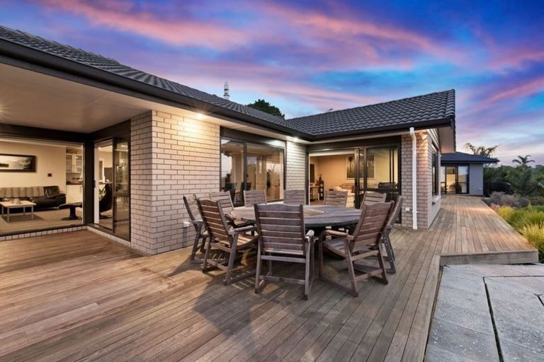 Photo of property in 81 Vaughans Road, Okura, Albany, 0792