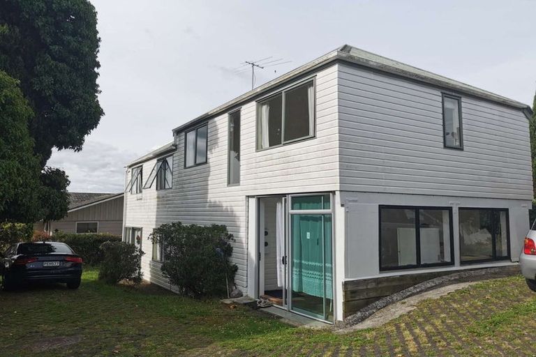 Photo of property in 1/66 Pupuke Road, Hillcrest, Auckland, 0627