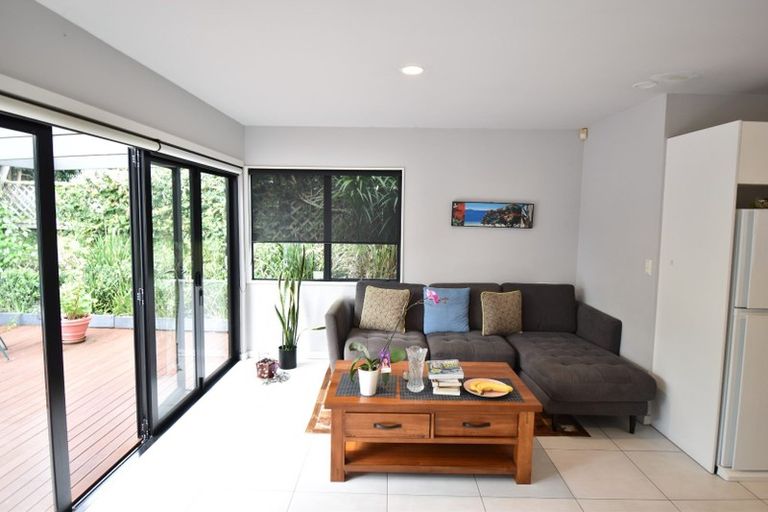 Photo of property in 3/252 East Coast Road, Forrest Hill, Auckland, 0620