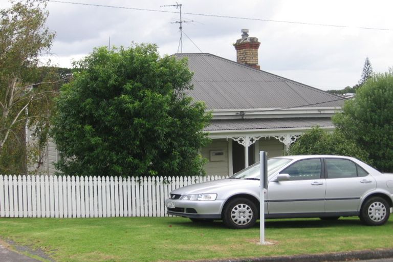 Photo of property in 15 West Lynn Road, Titirangi, Auckland, 0604