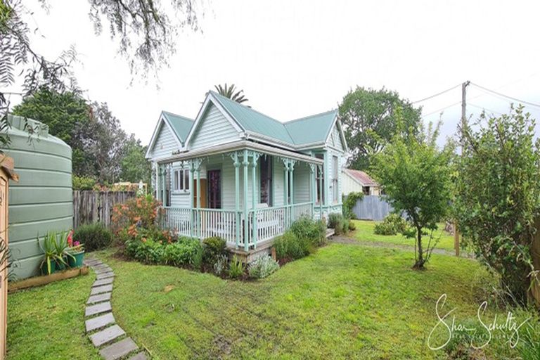Photo of property in 10 Franklin Road, Paparoa, 0571