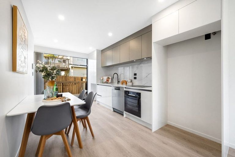 Photo of property in 25c Oteha Valley Road, Northcross, Auckland, 0632