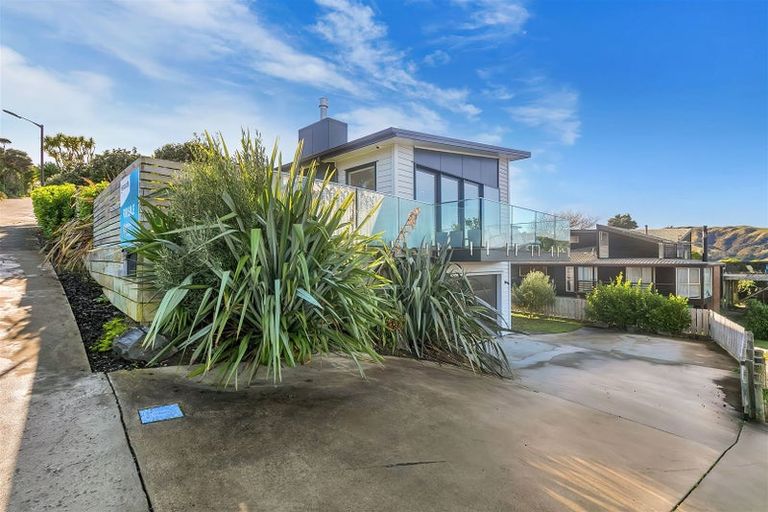 Photo of property in 8 The Track, Plimmerton, Porirua, 5026
