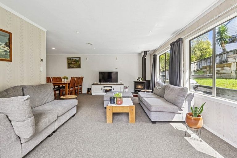 Photo of property in 17 Jenanne Place, Totara Vale, Auckland, 0629