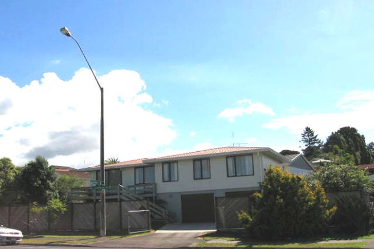 Photo of property in 1/45 Caribbean Drive, Unsworth Heights, Auckland, 0632