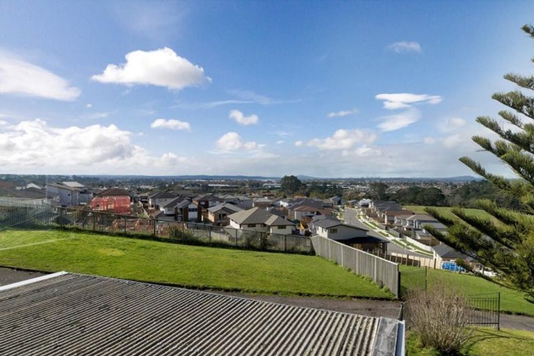 Photo of property in 16 Babich Road, Henderson Valley, Auckland, 0614