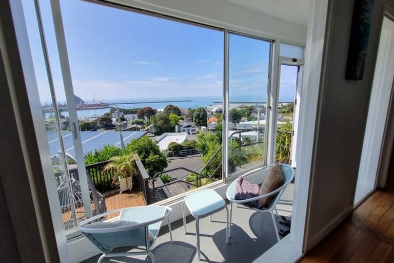 Photo of property in 9 South Road, Moturoa, New Plymouth, 4310