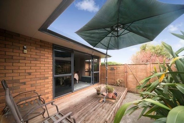 Photo of property in 12 Johnstone Drive, Fitzherbert, Palmerston North, 4410
