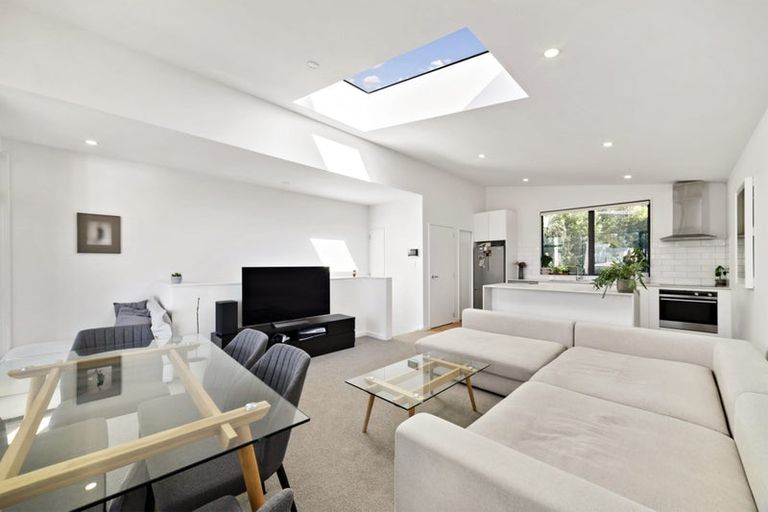 Photo of property in 2/18 Oriental Terrace, Oriental Bay, Wellington, 6011