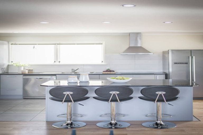 Photo of property in 2 Vanbrugh Place, Bucklands Beach, Auckland, 2014