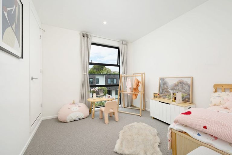 Photo of property in 22 Tokai Place, Glen Eden, 0602