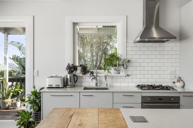 Photo of property in 17 Rangatira Road, Birkdale, Auckland, 0626