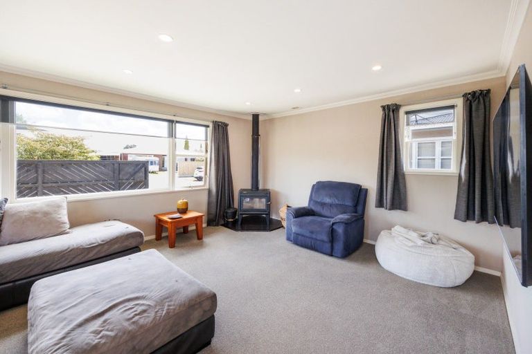 Photo of property in 2 Anzio Place, Awapuni, Palmerston North, 4412