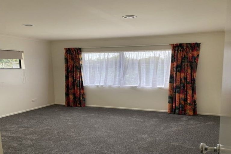 Photo of property in 40 Sunvista Avenue, Oteha, Auckland, 0632