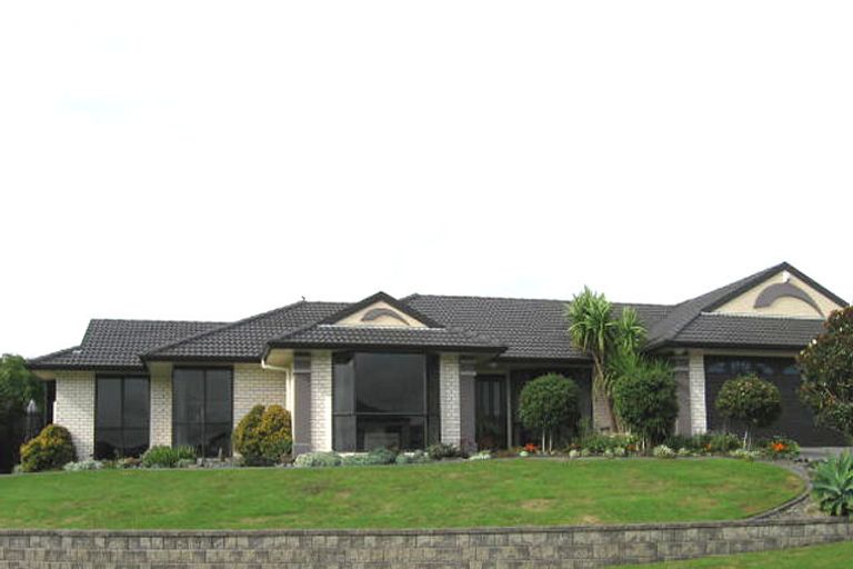 Photo of property in 5 Roy Maloney Drive, Henderson, Auckland, 0612