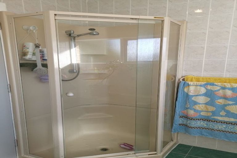 Photo of property in 44 Royal View Road, Te Atatu South, Auckland, 0610