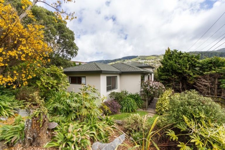 Photo of property in 2 Kowhai Street, Tawa, Wellington, 5028