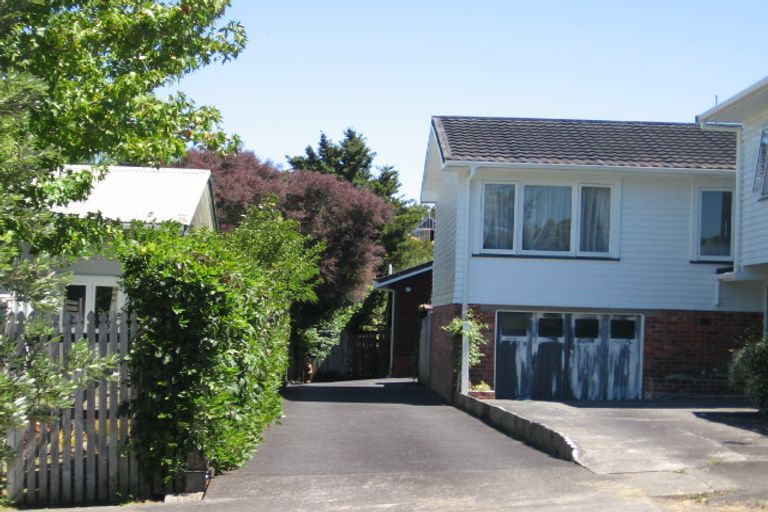 Photo of property in 2/5 Wernham Place, Northcote, Auckland, 0626