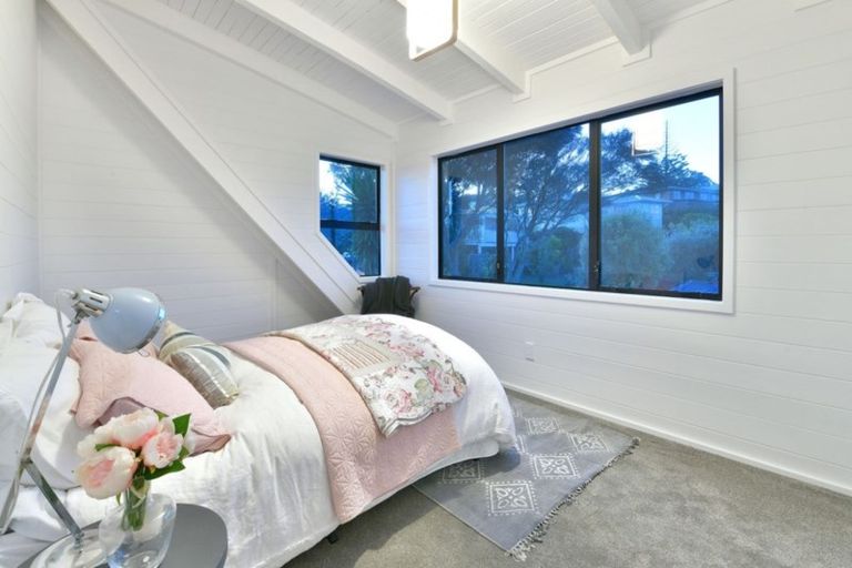 Photo of property in 16 Albatross Road, Red Beach, 0932