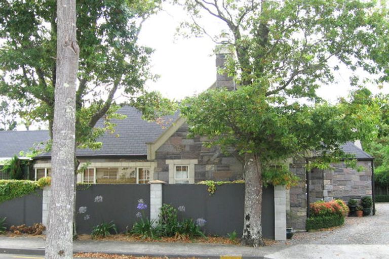 Photo of property in 1 Oakmont, Heretaunga, Upper Hutt, 5018