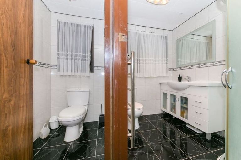 Photo of property in 2/84a Captain Scott Road, Glen Eden, Auckland, 0602