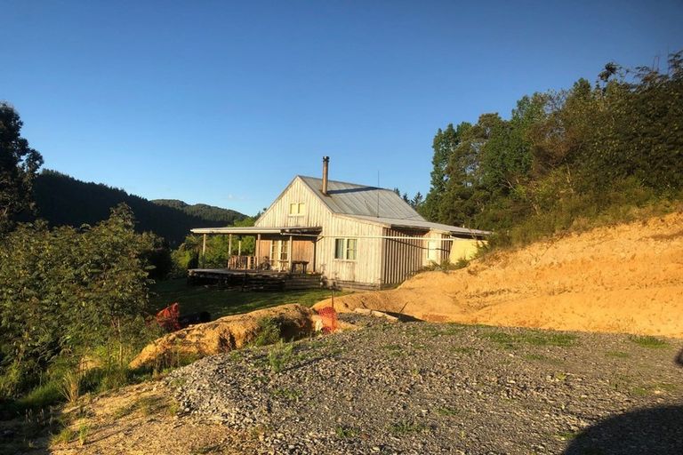 Photo of property in 31 Makahika Road, Levin, 5571