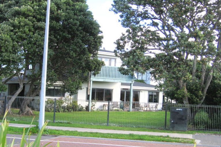 Photo of property in 33 The Esplanade, Eastern Beach, Auckland, 2012