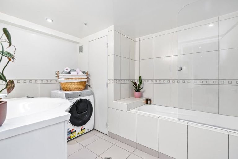 Photo of property in Stadium Garden Flats, 114/107 Thorndon Quay, Pipitea, Wellington, 6011