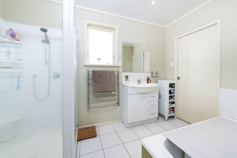 Photo of property in 1/156 Carlisle Road, Northcross, Auckland, 0632