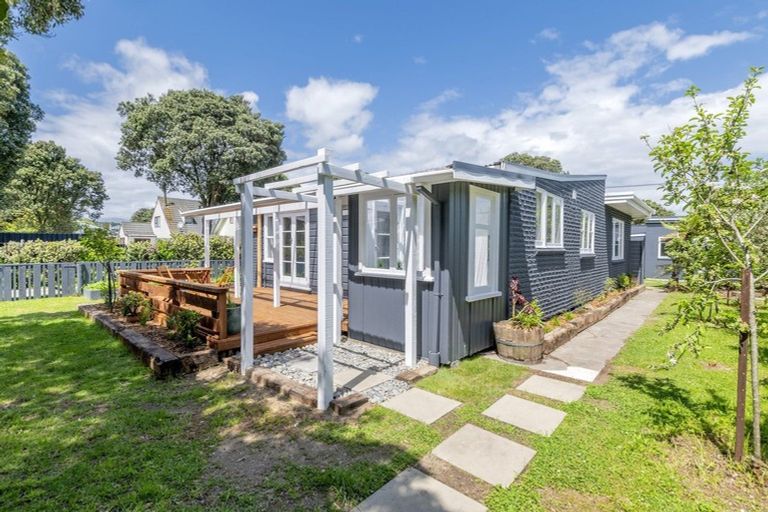 Photo of property in 14 Toi Street, Otaki Beach, Otaki, 5512