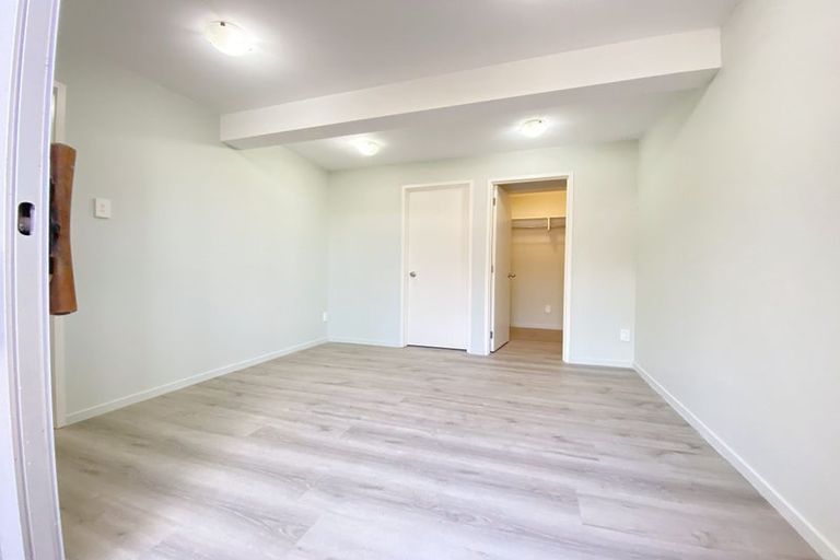 Photo of property in 13 Halcombe Place, Green Bay, Auckland, 0604