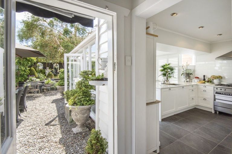 Photo of property in 10 Queens Parade, Devonport, Auckland, 0624