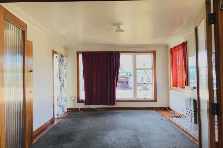 Photo of property in 2 Binsted Road, New Lynn, Auckland, 0600
